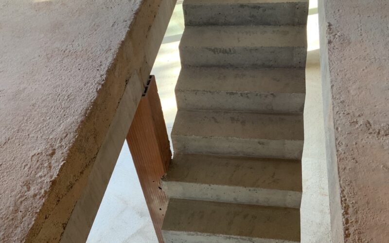 marches-d-un-escalier-droit-en-beton-a-cestas190-scaled